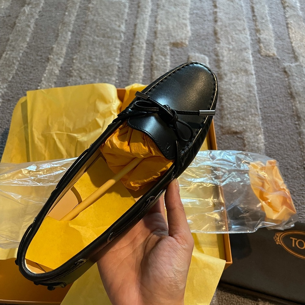 Brand new black leather Tod’s loafers / drivers